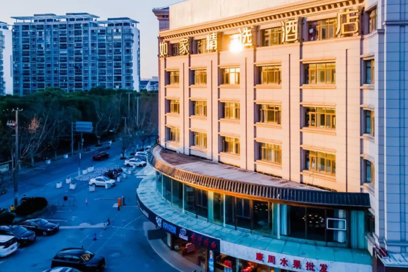 Home Inn Plus Shanghai Kangqiao Metro Station - Image 1