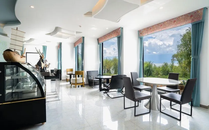 Hujing Seaview Hotel - Image 1