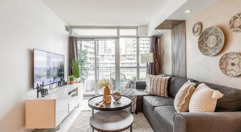 Stylish 2BR Suite with Queen Beds, Steps from the CN Tower - Image 1