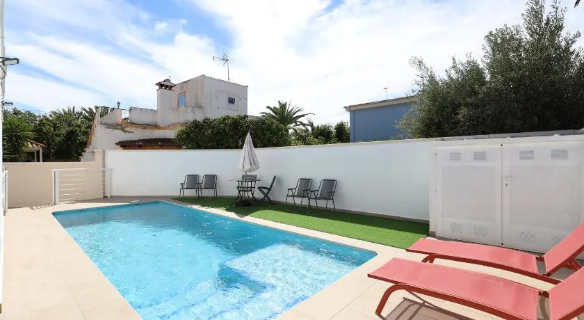 2 apartamentos en una excelente villa de playa compartiendo Piscina y Jardín - Image 1