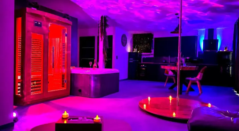 Love room jacuzzi La Villa Des Charmes - Image 1