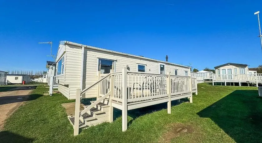 Lovely 8 Berth Caravan At Manor Park With Pond Views 23056K - Image 1
