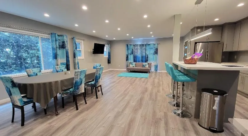 Spacious 3 bedroom unit with backyard and parking just 10 minutes from Rodeo Dr and attractions! - Image 1