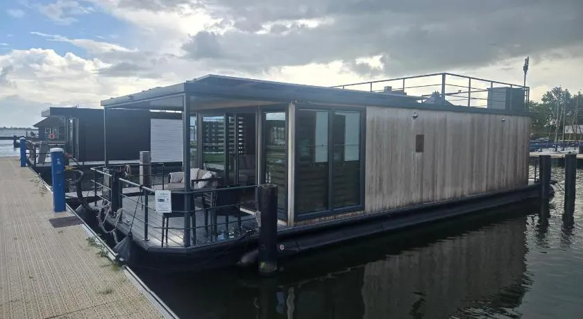 Houseboat Tranquillity met uitzicht over het Sneekermeer - Image 1