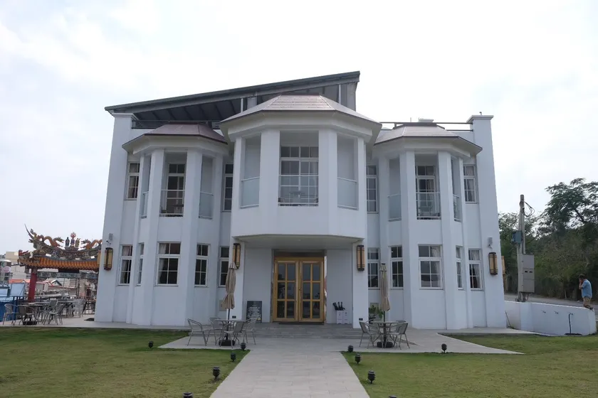 Xiaoliuqiu Loju Castle Inn - Image 1
