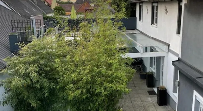 Outlet Center House with Garden & Parking - Image 1