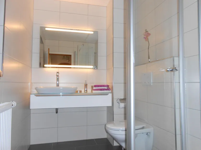 Moradia antiga separada com jardim interior e privado moderno - Image 1