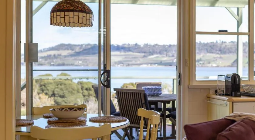 Olive's Cottage and Gardens - Mesmerising Views - Image 1