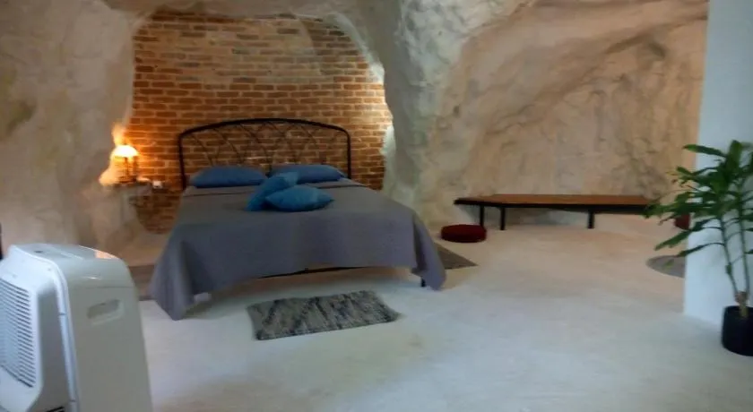 Cave house - Image 1