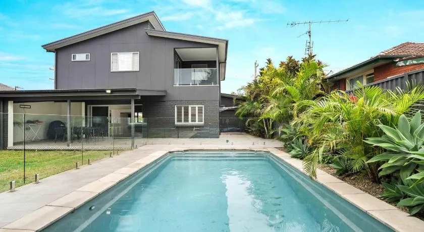 Coastal Family Escape, Pool, Yard & 150m to Warilla Beach - Image 1