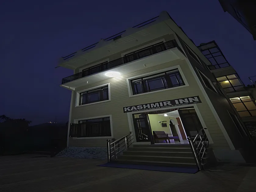 Hotel Kashmir Inn - Image 1