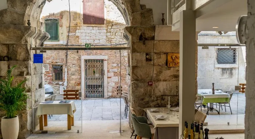 Leonis Restaurant & Rooms - Image 1