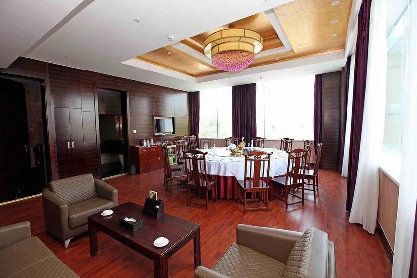 Shungeng International Hotel - Image 1