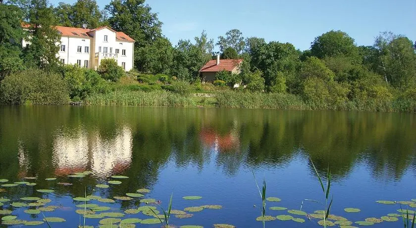 Villa vid trumpet | Lägenhet \"Stuga\" | Höger vid sjön - Image 1