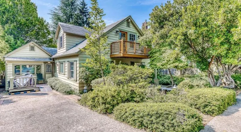 Classic Dog-Friendly Home with Free WiFi a washer&dryer & Enclosed Backyard - Image 1
