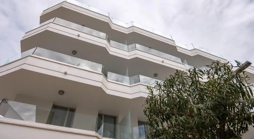Sea Breeze Apartments - Image 1