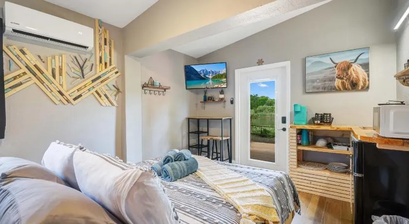 Lake view that is 10mins to Downtown and Parks for 2 Guests - Image 1