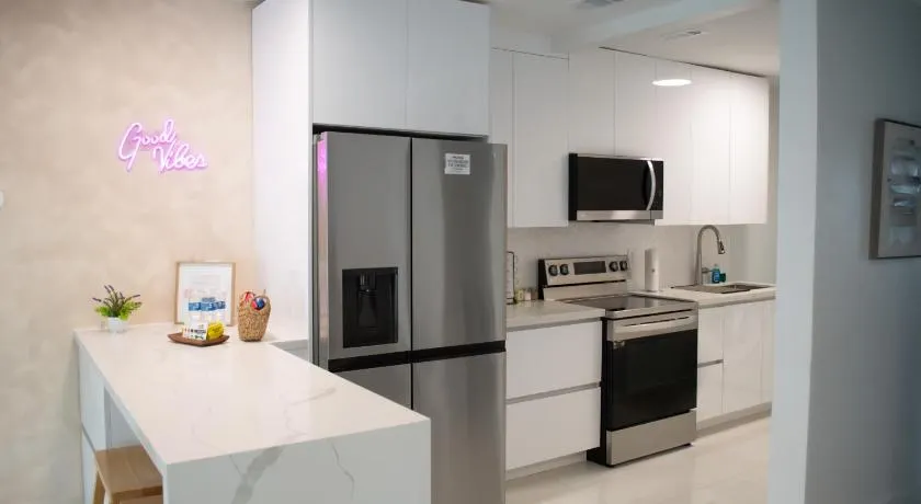 Villa Roads - Ideal Stay in Miami - King - Bed Parking - Near Airport, Brickell, Coconut Grove, Little Havana, Wynwood & Calle 8 - Image 1