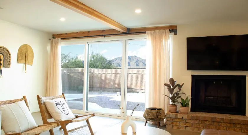Sonoran Peach - Light-Filled 5BR near TMC - Image 1