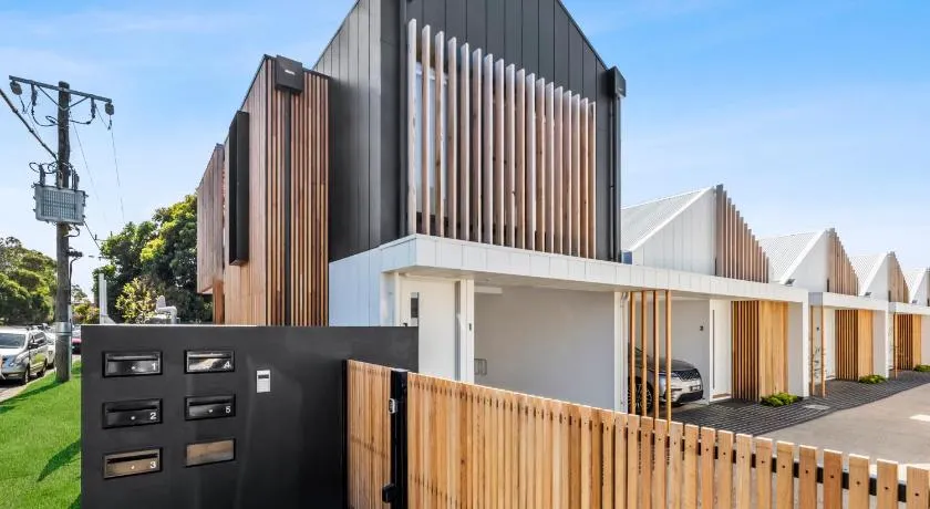 Beach Luxury On The Park - Brand New 2 bedroom 3 Bathroom Carport Shops 100m Beach 500m Aircon Heating Gas fireplace WIFI - Image 1