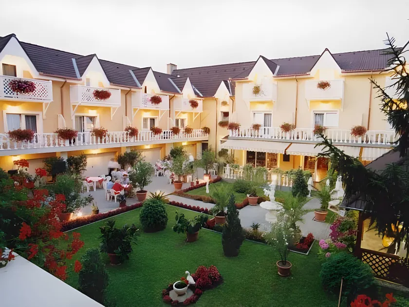 Lídia Hotel - Image 1