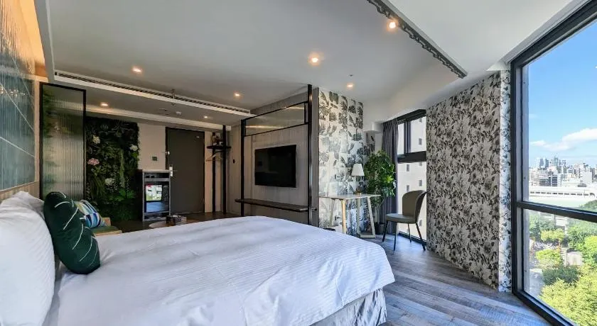 K Hotel - Yizhong - Image 1