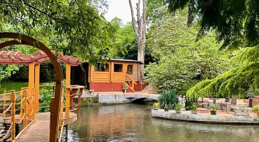 Traditional Log Cabin next to Harry Potter Studios - Image 1