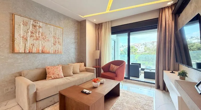 Elegant Luxury Studio - Pool, Beach & Station 2' - Image 1