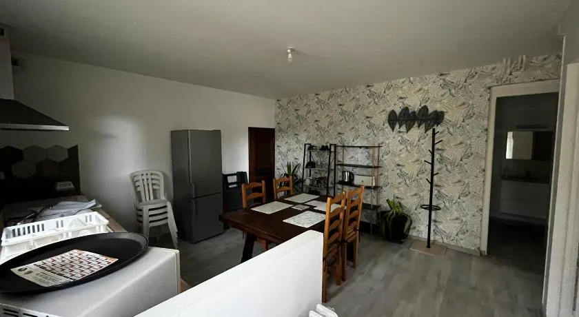 Logement sous maison habitée en face de la foret petite cour - Image 1