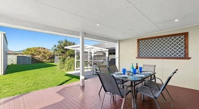 Fish Cottage Ulladulla - Linen not supplied - 3 bedroom house - sleeps 8 - pet friendly - Image 1