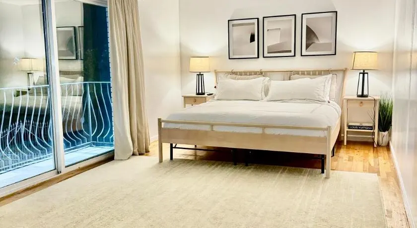 Stylish Evergreen Apartment By Newark Airport - Image 1