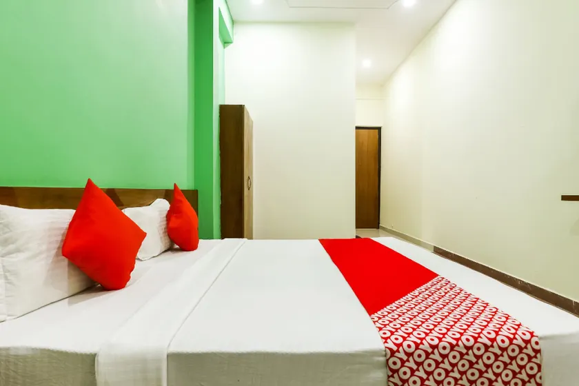 OYO 77869 Hr20 Hotel And Restaurant - Image 1