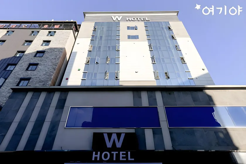 W Hotel - Image 1