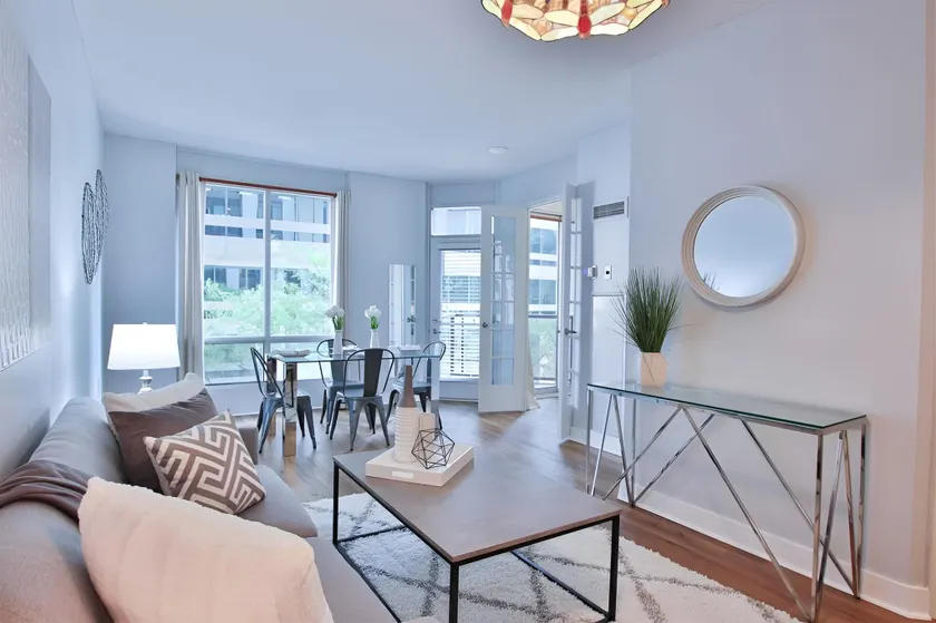 Yorkville Bloor Stay- 2 minutes walk to Transit - Image 1