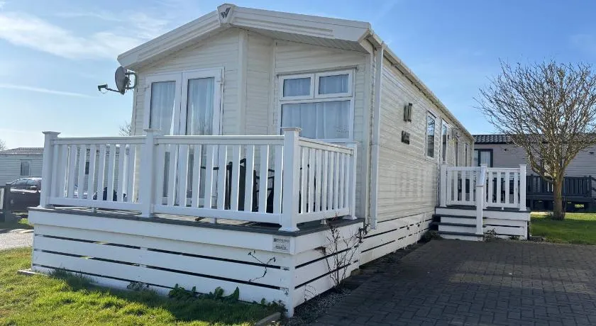64, Belle Aire Caravan Park, Sleeps 6, Bed Linen and Towels Included, Free WiFi, Pets Welcome with onsite clubhouse - Image 1