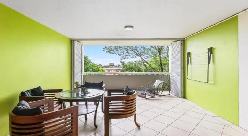 Lovely 3-Bed with Alfresco Dining by Custom Bnb Hosting - Image 1