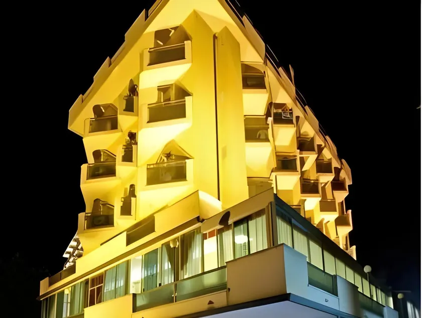 Hotel Bikini - Image 1