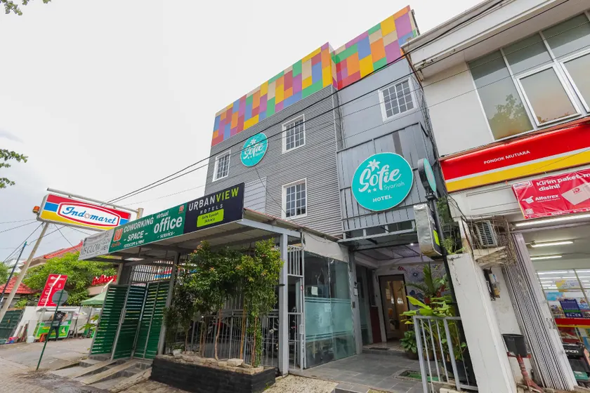 Urbanview Hotel Syariah Near Gelora Delta Sidoarjo - Image 1