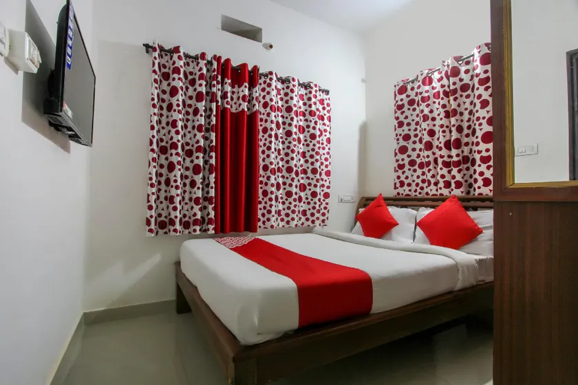 OYO Green Line Service Apartments - Image 1
