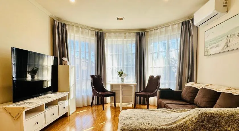 20 minutes to Mel CBD 2 BRs AirCon unit guest house - Image 1