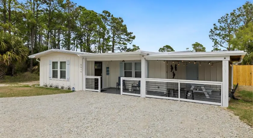 Sea Breeze House- 3 bd 2 ba 5 min walk to beach - Image 1