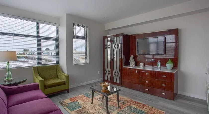 Cali King Size One Bedroom Luxurious Suite in DTSD - Image 1