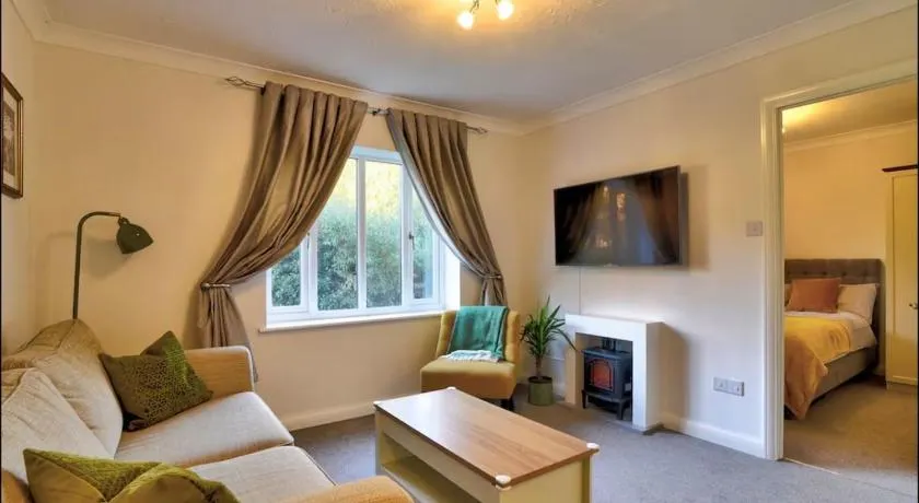 Stylish 1 Bedroom Apartment with Free Parking and Links to London & Essex - Image 1