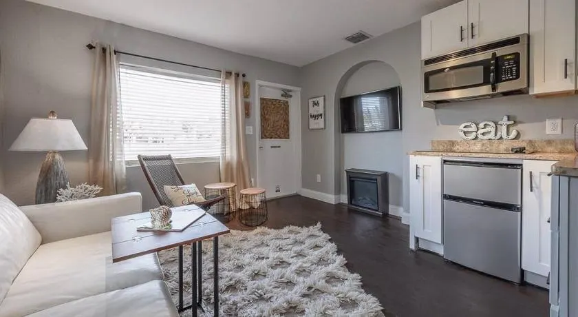 Swank Pad off River with free WiFi & parking-324 - Image 1