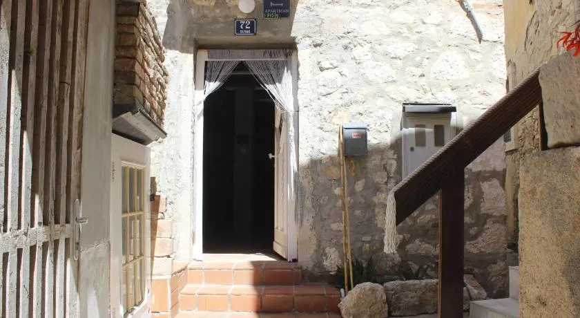 Heat Hostel - Image 1