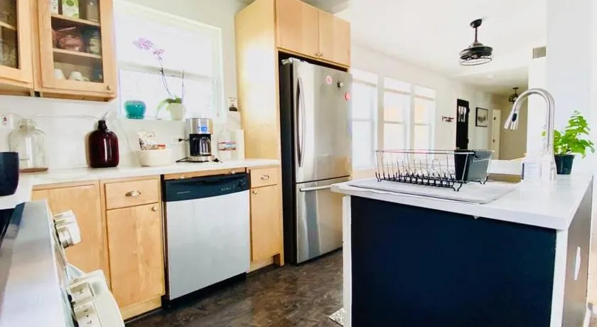 3BR XL BATH 5 min to Downtown Large Gated Parking - Image 1