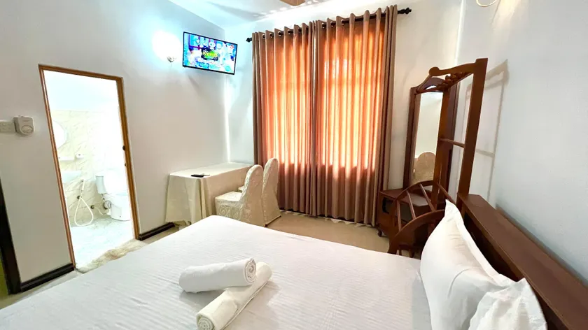 Linrose Hotel - Image 1