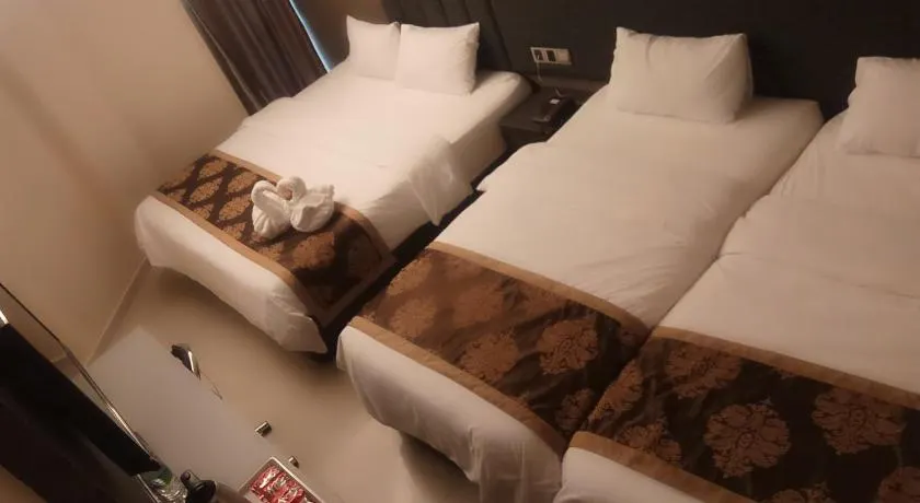 Golden Leaves Hotel - Image 1