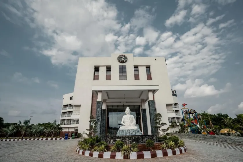 Royal Ritz - Image 1