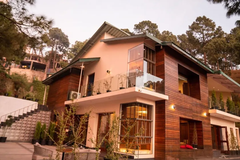 Ambaram 4BR Villa with Large Lawn, a Jumbo Jacuzzi - Image 1